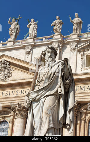 Rom, Italien, 17. August 2018: St Paul's Statue mit einem Schwert in der Vatikanstadt. Die Statue wurde 1838 von Adamo Tadolini geformt Stockfoto