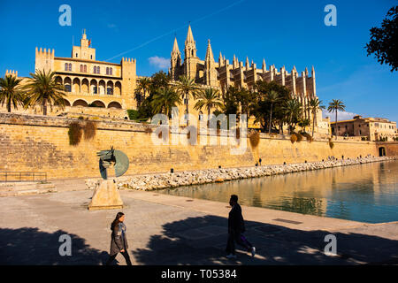 Kathedrale La Seu, Parc del Mar und den Königlichen Palast von la Almudaina, Palma de Mallorca. Mallorca, Balearen, Spanien Europa Stockfoto