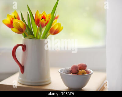 Ostern Süßigkeiten Ei auf mit Tulpen Blumenstrauß Stockfoto