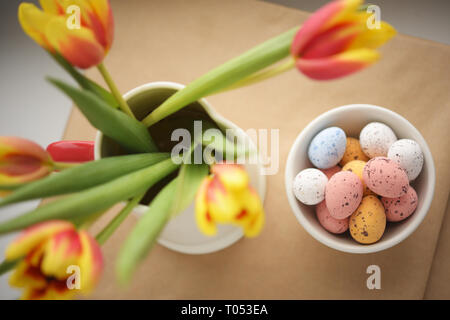 Ostern Süßigkeiten Ei auf mit Defokussierten Tulpen Blumenstrauß Stockfoto