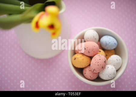 Ostern Süßigkeiten Ei auf mit Defokussierten Tulip Stockfoto