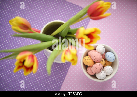 Ostern Süßigkeiten Ei auf mit Defokussierten Tulpen Blumenstrauß Stockfoto