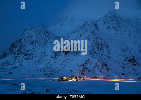 Häuser in der Nähe von Strand, Utakleiv Lofoten Inseln, Norwegen Stockfoto