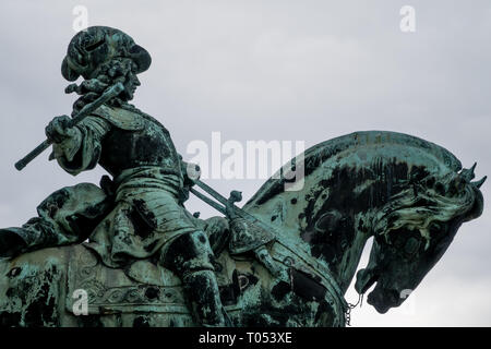 Skulptur, die einen Reiter und sein Pferd Stockfoto