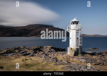 Eine lange Exposition der Rhua Leuchtturm an einem sonnigen Tag mit dem Meer dahinter, Sutherland, Schottland, UK Stockfoto