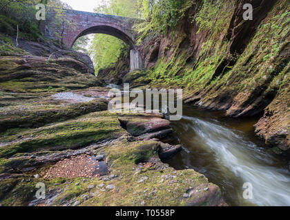 North Esk River fließt unter einer alten Brücke im Herbst in der Nähe von Edzell, Angus, Schottland Stockfoto