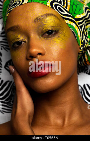 Afrikanische schottische Schönheit, Mode und Make-up. Studio Portrait. Stockfoto