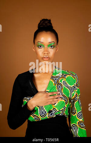 Afrikanische schottische Schönheit, Mode und Make-up. Studio Portrait. Stockfoto