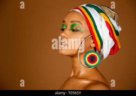 Afrikanische schottische Schönheit, Mode und Make-up. Studio Portrait. Stockfoto