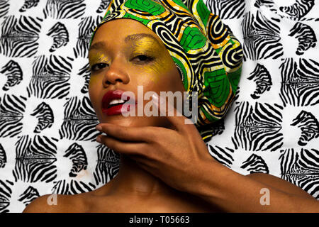 Afrikanische schottische Schönheit, Mode und Make-up. Studio Portrait. Stockfoto