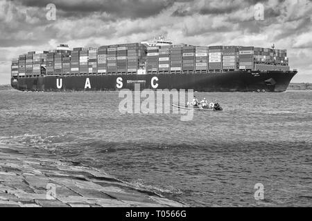 Schwarz-weiß-Foto des voll beladenen Ultra-Large UASC, Containerschiff, SAJIR, vorbei an Calshot Spit, während sie den Hafen von Southampton, Großbritannien verlässt. Stockfoto