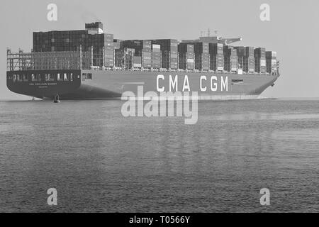 Schwarz-weiß-Foto des 400 Meter langen, ultragroßen Containerschiffs CMA CGM LOUIS BLERIOT, das den Hafen von Southampton, Großbritannien, auf dem Weg nach Dunkerque verlässt Stockfoto