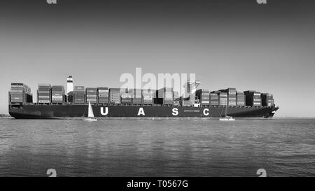 Schwarz-weiß-Foto des 400 Meter langen, ultragroßen Containerschiffs TIHAMA, das Southampton, Großbritannien, verlässt. Auf dem Weg nach Le Havre, Frankreich. Stockfoto