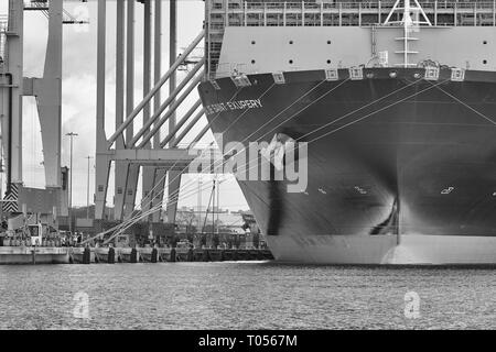 Schwarz-weiß-Foto des Ultra-Large Container Ship, CMA CGM Antoine de Saint Exupery, verlässt das Southampton Container Terminal, Hampshire, UK. Stockfoto