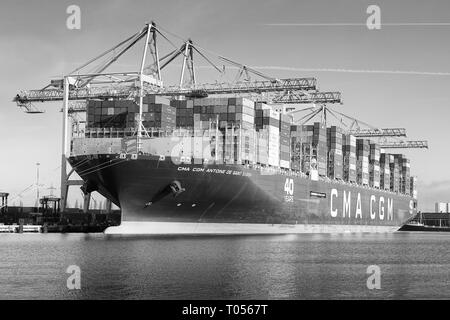 Schwarz-weiß-Foto des Ultra-Large Container Ship, CMA CGM Antoine de Saint Exupery, Be- und Entladung im Southampton Container Terminal. Stockfoto