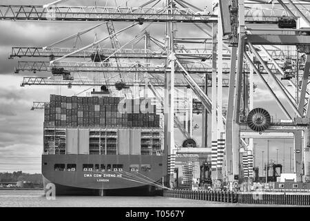 Schwarz-weiß-Foto des Giant CMA CGM ZHENG HE, 400 Meter, 17859 TEU, Containerschiff, Be- und Entladen im Southampton Container Terminal. Stockfoto