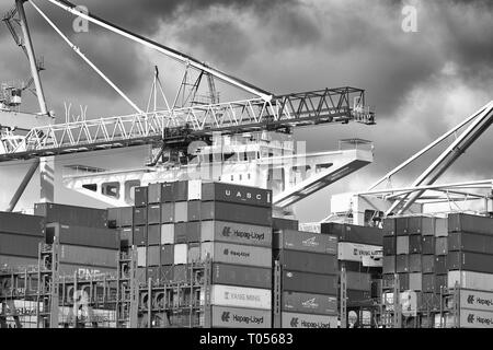 Schwarz-weiß-Foto des UASC-Containerschiffs BARZAN, das im Southampton Container Terminal (Großbritannien) ein- und ausgeladen wird, mit einer Länge von 400 Metern. Stockfoto