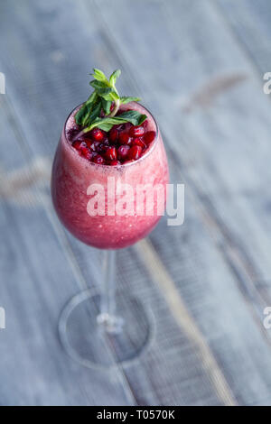 Essen schießen. Berry Cocktail in Kristall Glas mint, Beeren, Granatapfel, Orange, Ananas. Konzept im Sommer Getränke, frische, Milchshake, Smoot Stockfoto