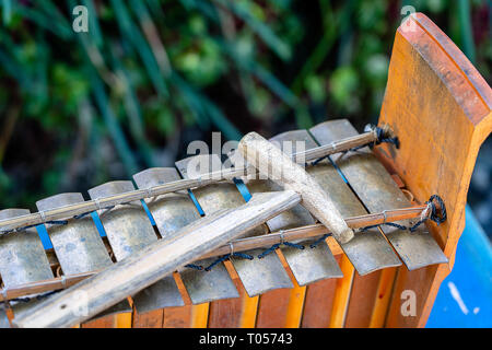 Traditionelle balinesische Musik percussion Instrument - Xylophon Jegog mit Hammer, Teil der Orchester Gamelan. Kunst, Musik und Kultur von Bali, Indon Stockfoto