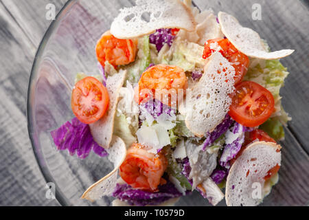 Nahaufnahme des klassischen Caesar Salat mit gegrillten Garnelen, Eisbergsalat, Croutons, Tomaten, Chinakohl. Konzept professioneller essen schießen, Foto Stockfoto