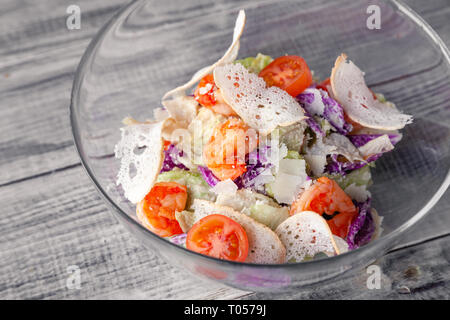 Nahaufnahme des klassischen Caesar Salat mit gegrillten Garnelen, Eisbergsalat, Croutons, Tomaten, Chinakohl. Konzept professioneller essen schießen, Foto Stockfoto