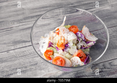 Nahaufnahme des klassischen Caesar Salat mit gegrillten Garnelen, Eisbergsalat, Croutons, Tomaten, Chinakohl. Konzept professioneller essen schießen, Foto Stockfoto