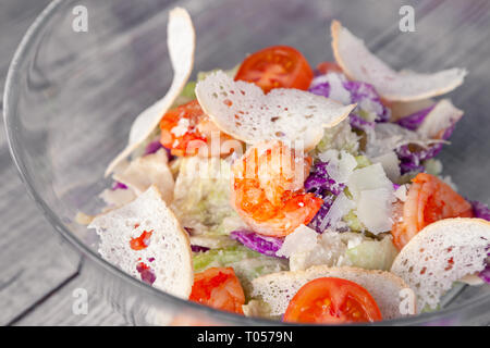 Nahaufnahme des klassischen Caesar Salat mit gegrillten Garnelen, Eisbergsalat, Croutons, Tomaten, Chinakohl. Konzept professioneller essen schießen, Foto Stockfoto