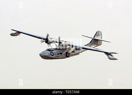 Ein USAF Catalina spotter Flugzeug fliegen über Duxford Stockfoto