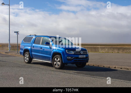 2018 Blauer VW Volkswagen Energieversorger Amarok Highline V6 TDI 4M Transporter. Stockfoto