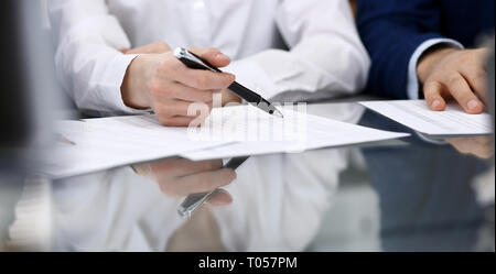 Buchhalter Team oder finanzielle Inspektoren, Bericht, Berechnung oder prüfen. Gruppe von Menschen bei der Arbeit. Business Betriebskonzept Stockfoto