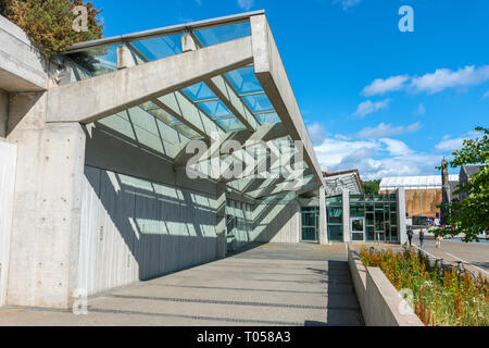 Vordach auf das schottische Parlament Gebäude (von Enric Miralles 2004), Holyrood, Edinburgh, Schottland, Großbritannien Stockfoto