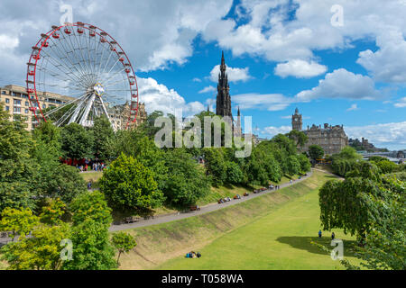 Ein Riesenrad, das Scott Monument und das Balmoral Hotel über die Princes Street Gardens, Edinburgh, Schottland, Großbritannien Stockfoto