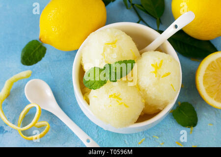 Hausgemachte frische Früchte Zitronensorbet Eis in einer weißen Schüssel. Stockfoto