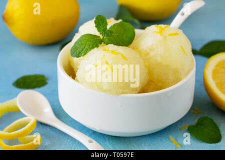 Hausgemachte frische Früchte Zitronensorbet Eis in einer weißen Schüssel. Stockfoto