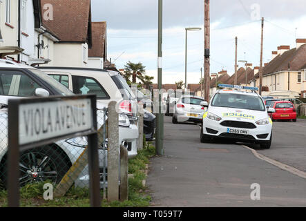 Polizei in Viola Avenue in Stanwell, Surrey, wo Sie sind ein Stechen, in dem ein Mann bluffed mit einem Baseballschläger und Messer während Hurling rassistischen Mißbrauch. Stockfoto