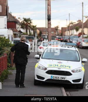 Polizei in Viola Avenue in Stanwell, Surrey, wo Sie sind ein Stechen, in dem ein Mann bluffed mit einem Baseballschläger und Messer während Hurling rassistischen Mißbrauch. Stockfoto