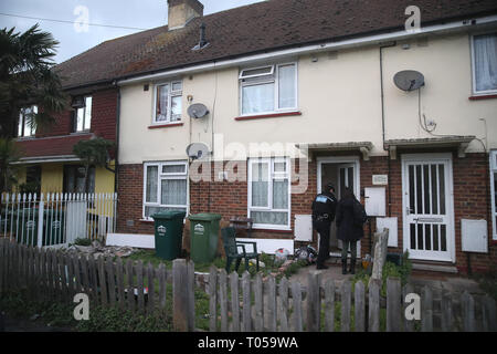 Polizei in Viola Avenue in Stanwell, Surrey, wo Sie sind ein Stechen, in dem ein Mann bluffed mit einem Baseballschläger und Messer während Hurling rassistischen Mißbrauch. Stockfoto