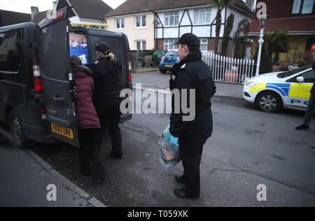 Polizei in Viola Avenue in Stanwell, Surrey, wo Sie sind ein Stechen, in dem ein Mann bluffed mit einem Baseballschläger und Messer während Hurling rassistischen Mißbrauch. Stockfoto