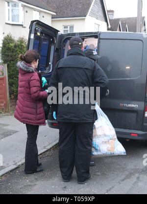 Polizei in Viola Avenue in Stanwell, Surrey, wo Sie sind ein Stechen, in dem ein Mann bluffed mit einem Baseballschläger und Messer während Hurling rassistischen Mißbrauch. Stockfoto