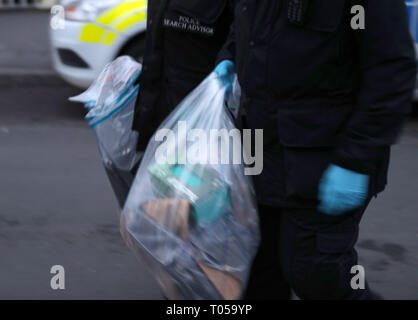 Polizei in Viola Avenue in Stanwell, Surrey, wo Sie sind ein Stechen, in dem ein Mann bluffed mit einem Baseballschläger und Messer während Hurling rassistischen Mißbrauch. Stockfoto