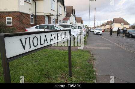 Polizei in Viola Avenue in Stanwell, Surrey, wo Sie sind ein Stechen, in dem ein Mann bluffed mit einem Baseballschläger und Messer während Hurling rassistischen Mißbrauch. Stockfoto