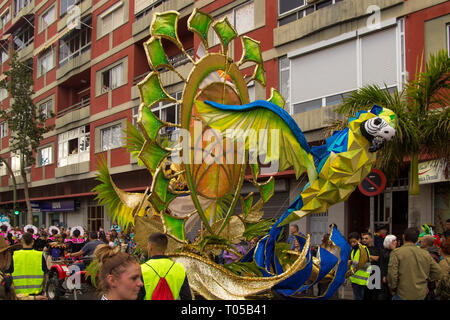 LAS PALMAS DE GRAN CANARIA, SPANIEN - März 09: Teilnehmer und Zuschauer in hellen Kostüme genießen Main Karnevalsumzug am 09.März in Las Palmas de Stockfoto