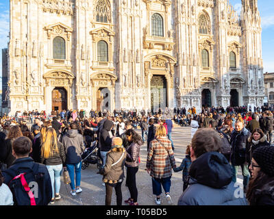 Mailand, Italien - 24. FEBRUAR 2019: Viele Touristen vor den Mailänder Dom (Duomo di Milano) auf der Piazza del Duomo in Mailand Stadt Nachmittag. Diese Stockfoto