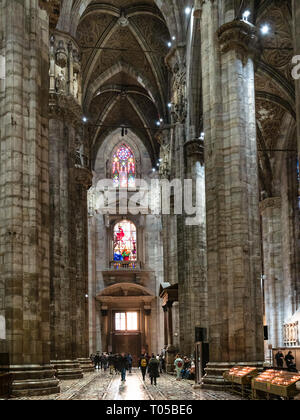 Mailand, Italien - 24. FEBRUAR 2019: Besucher in der Nähe der Eingang in den Mailänder Dom (Duomo di Milano, Basilika Kathedrale Metropolitana di Santa Maria entstehenden Stockfoto