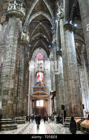 Mailand, Italien - 24. FEBRUAR 2019: Besucher in Halle in den Mailänder Dom (Duomo di Milano, Basilika Kathedrale Metropolitana di Santa Maria Nascente). Th Stockfoto