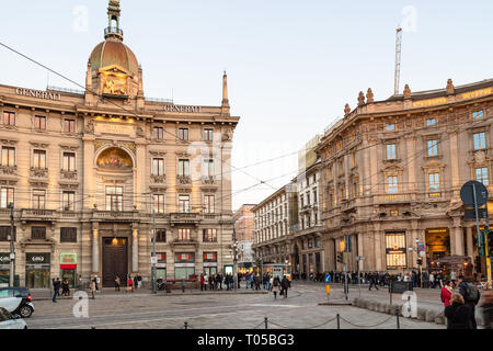 Mailand, Italien - 24. FEBRUAR 2019: Menschen gehen auf Platz Piazza Cordusio in Mailand Stadt in Abend. Mailand ist die Hauptstadt der Lombardei, die zweite - Die meisten POPULO Stockfoto