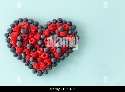 Wald Obst, Himbeeren und Beeren in der Form eines Herzens mit Platz für einen Text Stockfoto