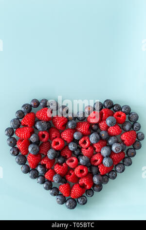 Wald Obst, Himbeeren und Beeren in der Form eines Herzens mit Platz für einen Text Stockfoto