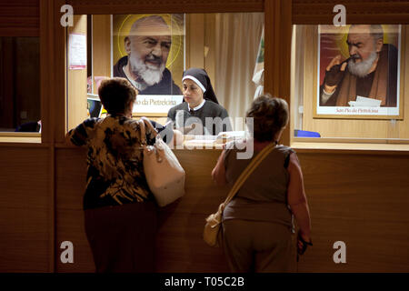 SAN GIOVANNI ROTONDO - Pilger an einem Informationsstand in der Pater Pio Kirche. Stockfoto