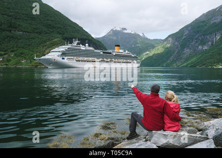 Geirangerfjord Kreuzfahrt. Ein Märchen von der Förde. Paar genießt einen majestätischen Blick in Norwegen. In der Nähe der touristischen Stadt Geiranger Stockfoto